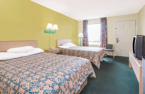 Berea House | Pet-friendly Unit! Roundtrip Airport Shuttle Available, Free Breakfast, Parking!