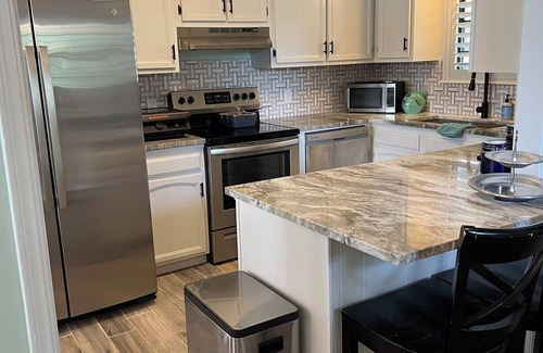 Vinita House | Pet-Friendly Waterfront Ketchum Cove Retreat. Walk to Sharky's Bar & VIP Pizza