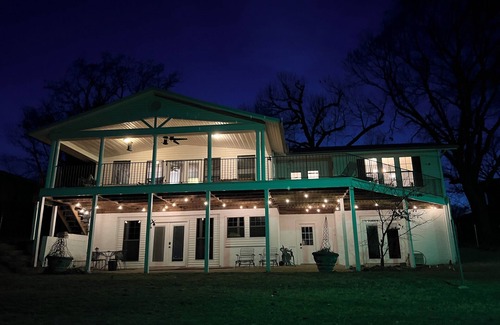 Vinita House | Pet-Friendly Waterfront Ketchum Cove Retreat. Walk to Sharky's Bar & VIP Pizza