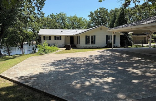 Vinita House | Pet-Friendly Waterfront Ketchum Cove Retreat. Walk to Sharky's Bar & VIP Pizza