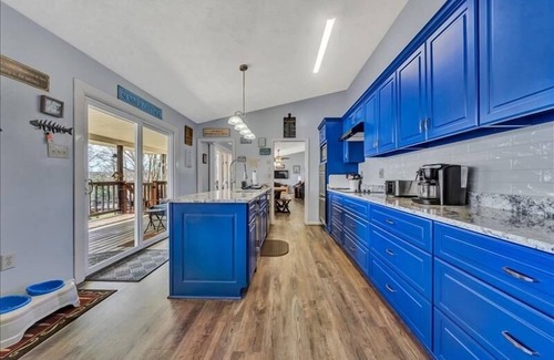 Moneta House | Pet Friendly, Wifi, Hot Tub & More! Come Visit "Bob Inn Cove"!