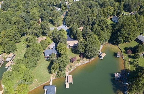 Moneta House | Pet Friendly, Wifi, Hot Tub & More! Come Visit "Bob Inn Cove"!