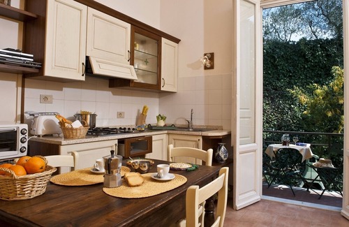 Poggibonsi Apartment | PETIROSSO: Peaceful apt close to Tuscany 's best treasures, 1 mile from shops