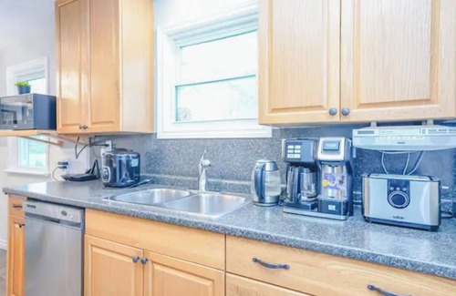 Niagara Falls Cottage | Petite Paradise! A Beautiful Home In Niagara Falls For Vacation Stay!n
