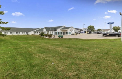 Renault Bed & Breakfast | Petite Queen Suite with Free Breakfast and Parking