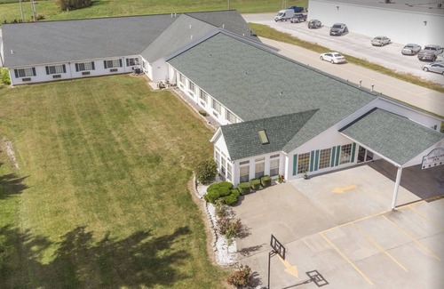 Red Bud Bed & Breakfast | Petite Single Queen Room in the Heart of Red Bud!