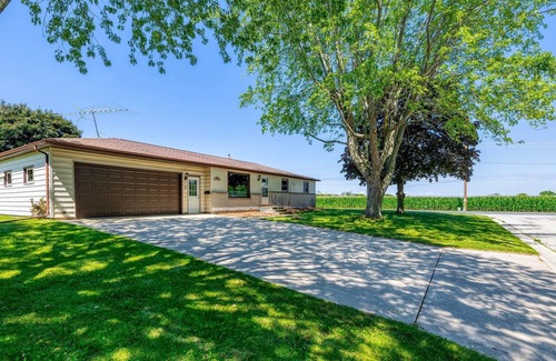Algoma Cabin | Pets Allowed, Lake MI Fishing, Door Cty Access - Catch and Relax