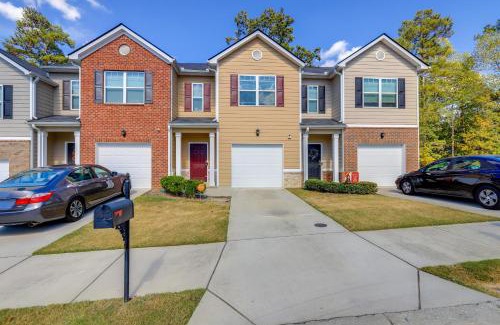 Riverdale House | Pets Welcome! Family Townhome with Yard in Atlanta