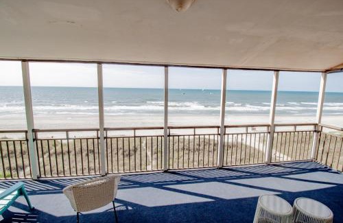 Crescent Beach Apartment | PH Paradise l Huge Balcony, Resort Pools & TikiBar