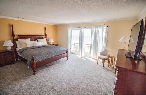 Crescent Beach Apartment | PH Paradise l Huge Balcony, Resort Pools & TikiBar