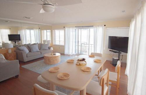 Crescent Beach Apartment | PH Paradise l Huge Balcony, Resort Pools & TikiBar