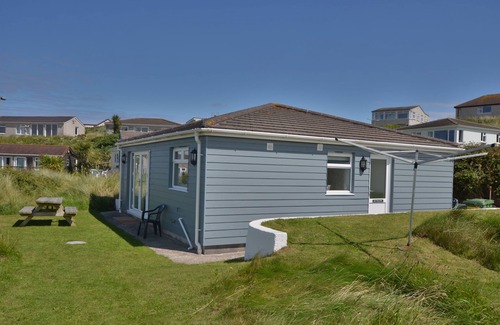 Hayle Cottage | Phillippa is a fabulous beach chalet which enjoys a prime position within the Riviere Towans