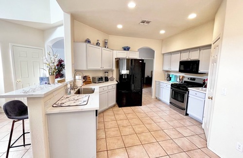 Legacy House | PHX House Legacy Golf Resort! Centrally located to popular metro destinations.