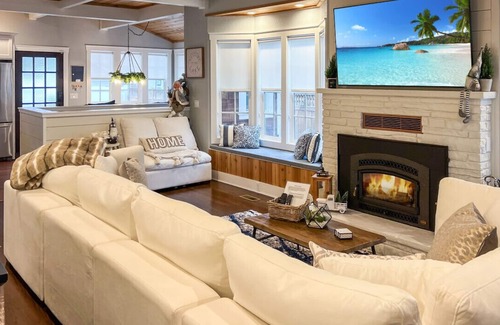 Coeur d'Alene House | Picket Fences- The Ultimate CDA Escape -Walkable Location w/Cozy Decor & Outdoor Dining!