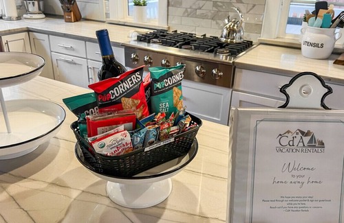 Coeur d'Alene House | Picket Fences- The Ultimate CDA Escape -Walkable Location w/Cozy Decor & Outdoor Dining!