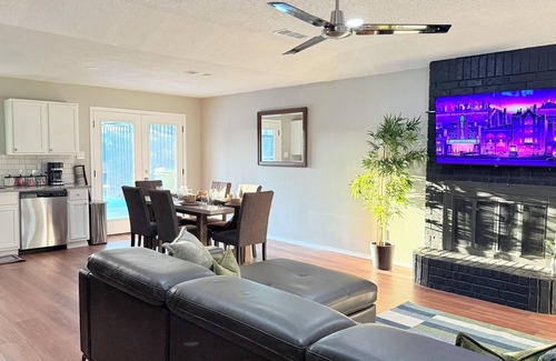 Watauga House | Pickleball & HotTub near FW Stockyards Sleeps 20