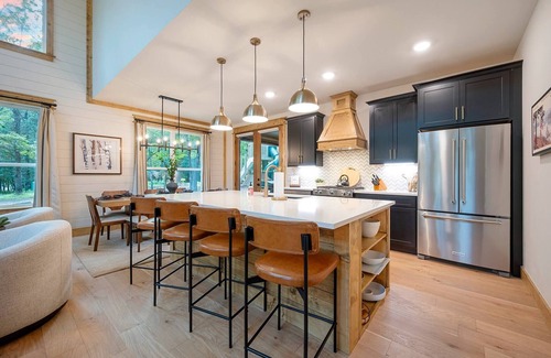 Broken Bow House | Pickleball, Pool, Splash Fountain, Clubhouse, Walking Trails, Basketball, Slide