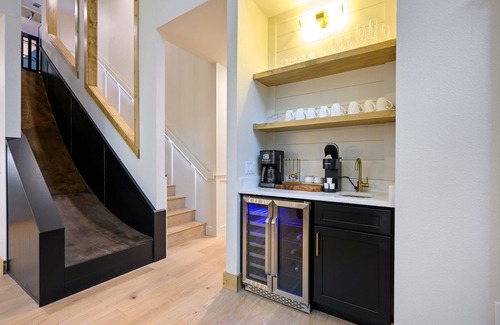 Broken Bow House | Pickleball, Pool, Splash Fountain, Clubhouse, Walking Trails, Basketball, Slide