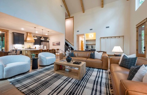 Broken Bow House | Pickleball, Pool, Splash Fountain, Clubhouse, Walking Trails, Basketball, Slide