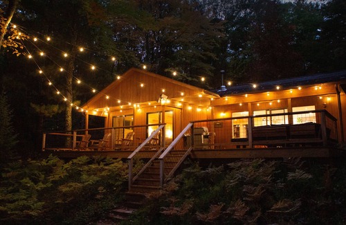 Mayfield Cottage | Picture-Perfect Lakeside Cottage with Hot Tub