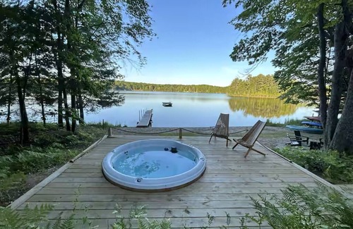 Mayfield Cottage | Picture-Perfect Lakeside Cottage with Hot Tub