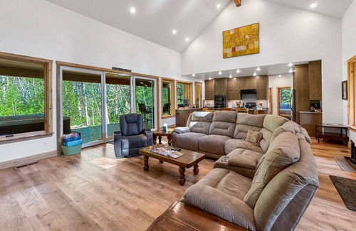 McCall Apartment | Picturesque Cedar Retreat w/Hot Tub