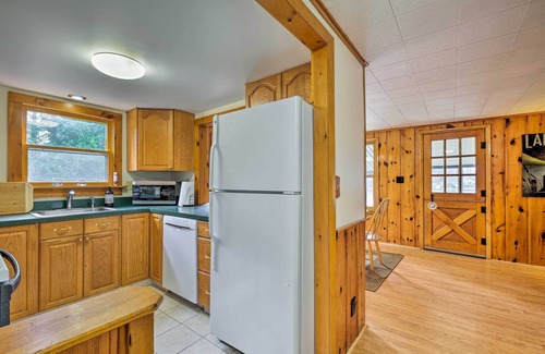 Hinsdale Cottage | Picturesque Cottage with Sunroom on Ashmere Lake!