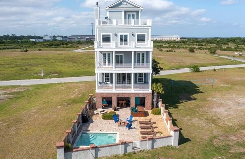 Brunswick House | ☀️Picturesque Views💥Game room👙Pool & Hot Tub