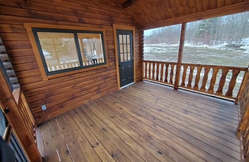 Hartwick Cabin | Picturesque Waterfront Log Cabin