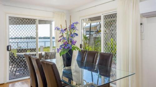 Sandstone Point House | Picturesque Water Views