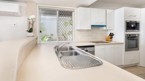 Sandstone Point House | Picturesque Water Views
