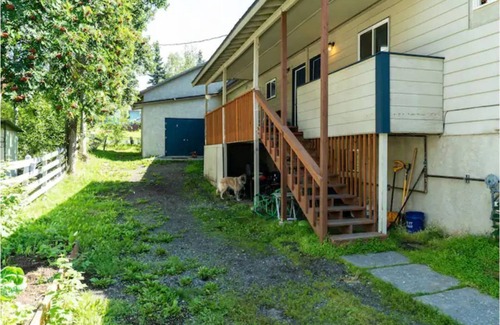 Campbell Park Apartment | Pied Piper: centrally located in UMed/Prov with access to trails a block away