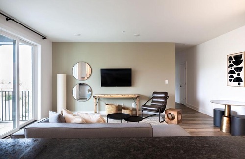 Batesville Apartment | Piedmont Place Suite 401 Modern Apartment in Crozet Near King Family Vineyards