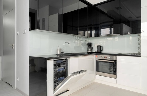 Jezyce Apartment | Piekny Apartament z Ogrodkiem i Tarasem & Parking by Noclegi Renters