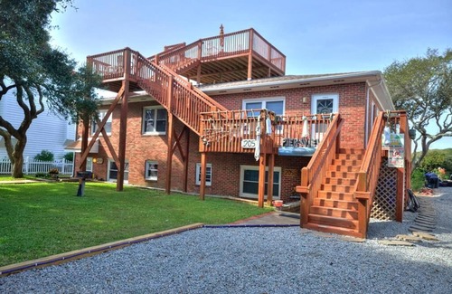 Yaupon Beach House | Pier View -3 Bedrooms/2 Bath/Sleeps 6/Short Walk to Beach