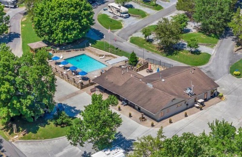 Gatlinburg - Pigeon Forge RV Rental | Pigeon Forge's 2BR Cottage