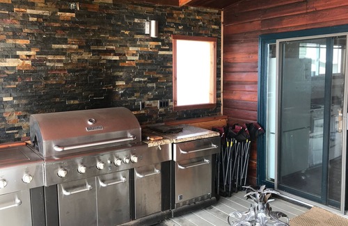 Division No. 11 Cottage | Pigeon Lake Direct Lakefront Home ***HOT TUB *** July/1st wk Aug