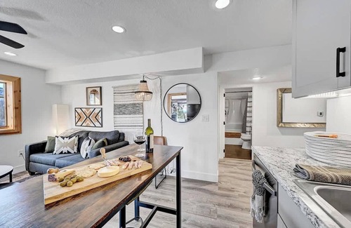 Richmond Hill Corridor House | Pike’s View Guesthouse-Mountain Cabin+Views+Serene