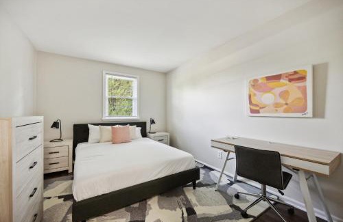 Newark Apartment | Pine Brook 1202 I Pool Gym I Free Parking !