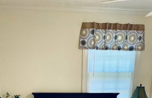 Summerville Historic District House | Pine Hallow House - walking distance to Hutchinson Square