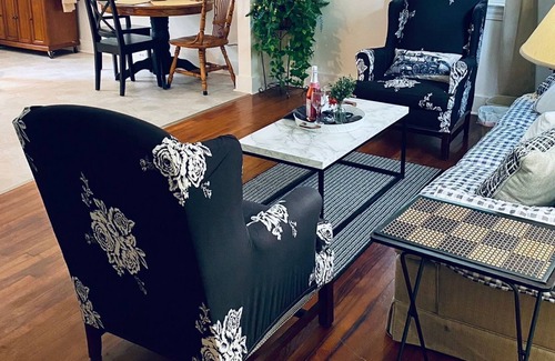 Summerville Historic District House | Pine Hallow House - walking distance to Hutchinson Square