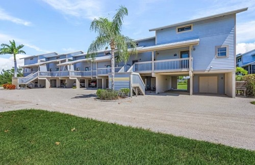 Pine Island Center House | Pine Island Breeze where you can relax, swim, fish, see dolphins and manatees!