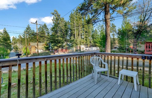 Big Bear Lake Ski Chalet | Pine Nest Relaxing Walk to Marina Cozy Chalet