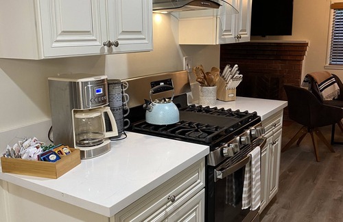 Crestline Cabin | Pine Tree Hideaway with flat property/parking