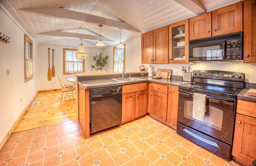 Great Barrington Cottage | Pine View Cottage, Berkshires Getaway Lake Buel w/lake rights. Pet friendly!