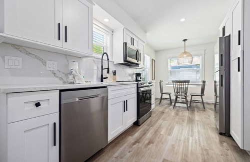 Ilexhurst House | Pineapple Paradise! 1 block to Beach access!