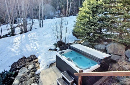 Sunburst Estates Ski Chalet | Pinetree Chalet: 6Bd/5Ba PanoramicView On-Slope Tod Mtn Ski-in OpenAir Tub