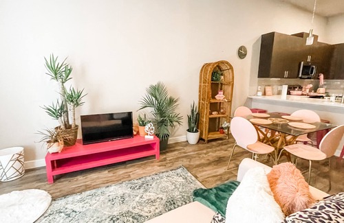 Richardson Apartment | Pink stylish bungalow free WiFi Pool view