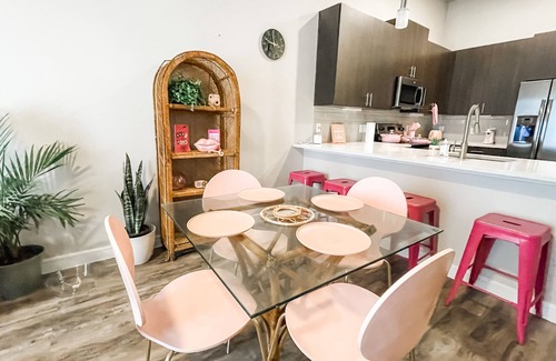 Richardson Apartment | Pink stylish bungalow free WiFi Pool view