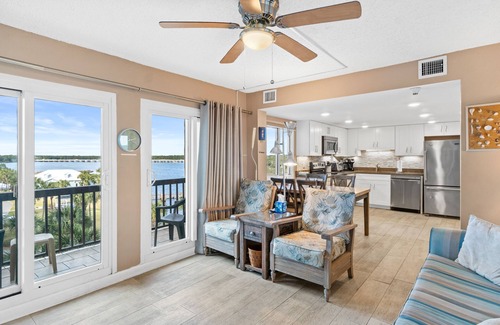 Sunnyside Condo | Pinnacle Port by Book That Condo